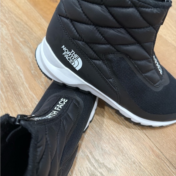 The North Face - Like New Womens Black and White quilted boots size 9 - Picture 5 of 7